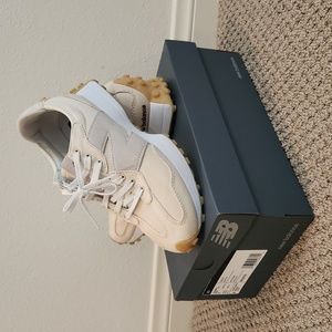 New Balance 327 Women's Size 7, white and beige